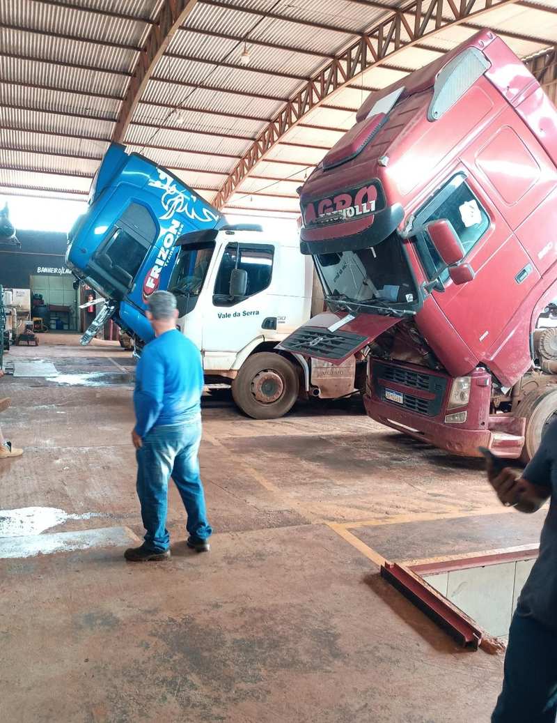 Cabines de caminhões basculadas para manutenção dentro do galpão da Mathia