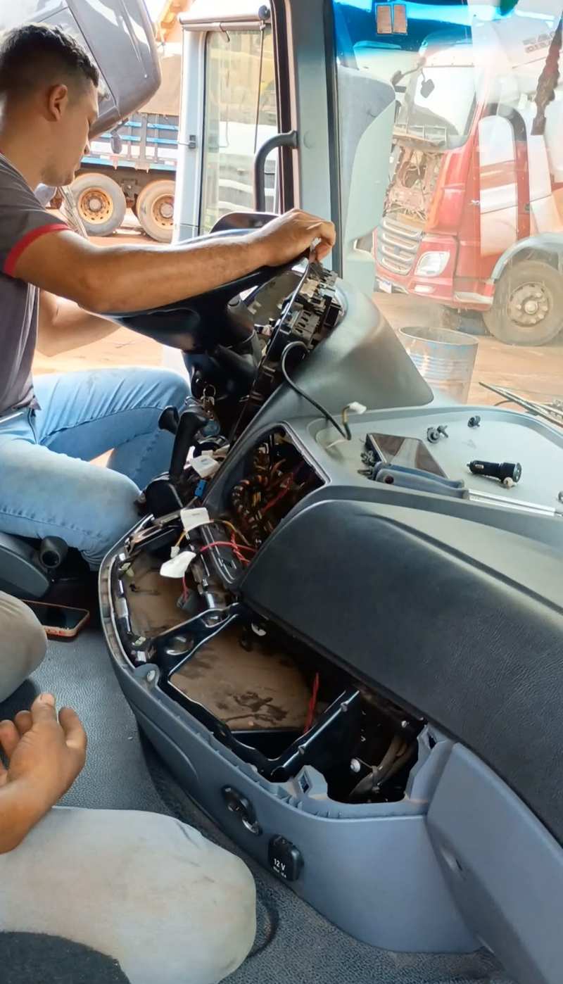 Mecânico da Mathia fazendo reparo elétrico no painel da cabine de um caminhão