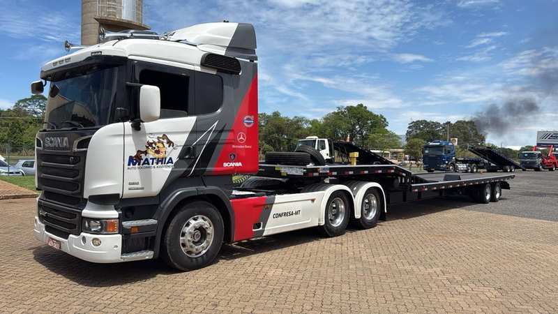 Cavalo Scania da Mathia Auto Socorro com prancha para remoção de veículos, estacionado em pátio de Confresa